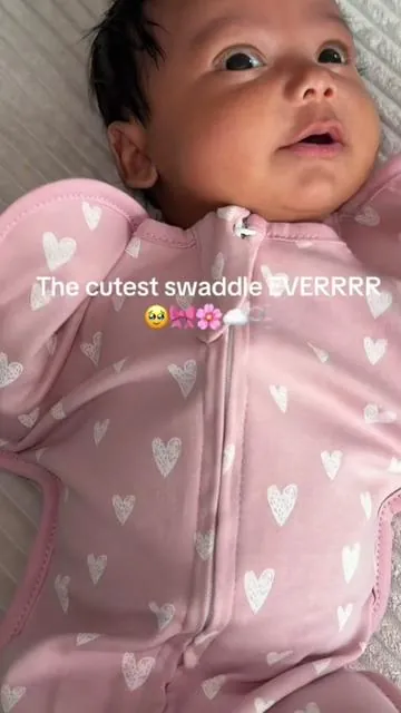 This swaddle is 47% off Plus FREE SHIPPINGGGG aghhhhh 🤩🤩🤩 click the orange shopping cart to get yours 🩷  #dealsforyoudays #swaddle #baby #babymusthaves 