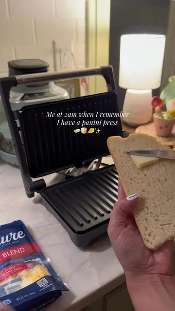 Love making a lil late night toastie 🥪🫶🏻✨ #toastie #grilledcheese #panini #paninipress #cookwithme 