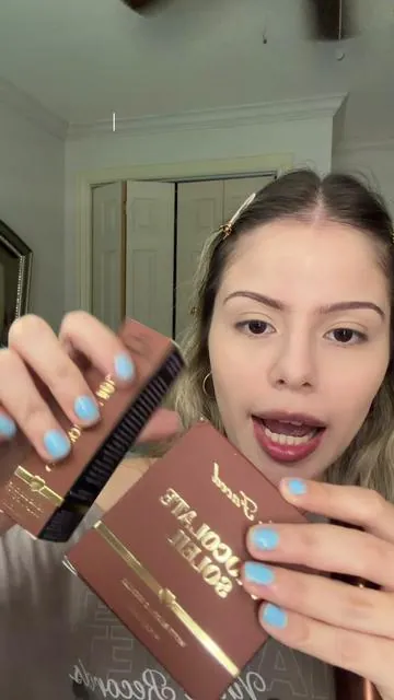 they literally smell like chocolate btw 👅 #bornthisway #bronzer #toofaced #toofacedbornthisway #makeup 