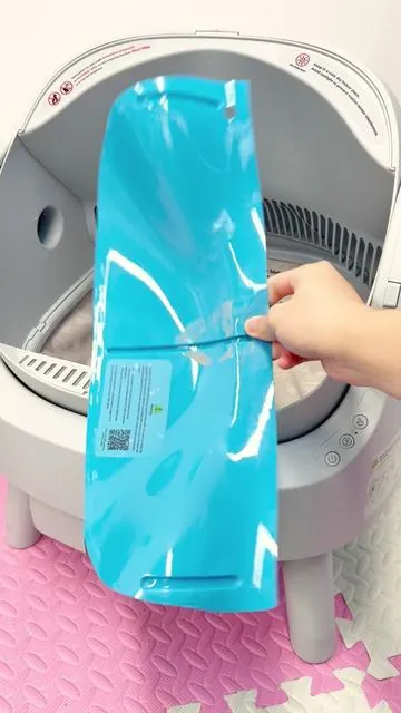 No complicated APP, no confusing WiFi pairing on PetPivot. Simple physical buttons control all functions, plug and play right out of the box. Elderly cat lovers and new pet parents can operate it without reading long instruction manuals.#petpivot #smartlitterbox #catlitterbox#FathersDayGift#GiftForDad