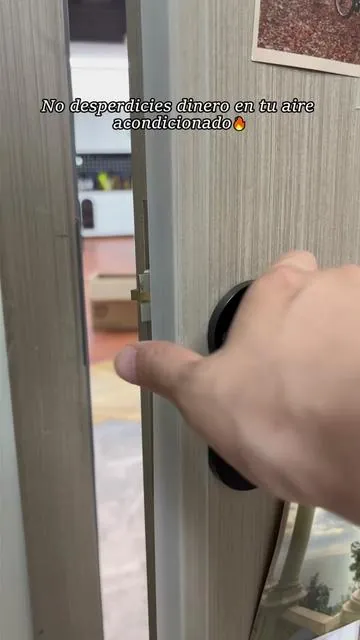 ¡Deja de enfriar todo el vecindario, amigo! 🥵 Sella tu aire acondicionado y mantén fuera los insectos con esta junta de goma. Instalación sencilla en solo 2 minutos sin complicaciones. ¡Oferta relámpago + envío GRATIS ahora mismo! Consigue el tuyo abajo 👇🛒#homehacks #weatherstripping #savingmoney#FathersDay #SummerVibes