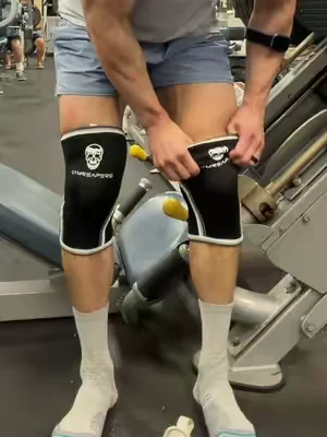Reduce Knee Pain with @Gymreapers 7MM knee sleeves so that you can hit leg days #kneepain #kneesleeves #gymreapers #legday 