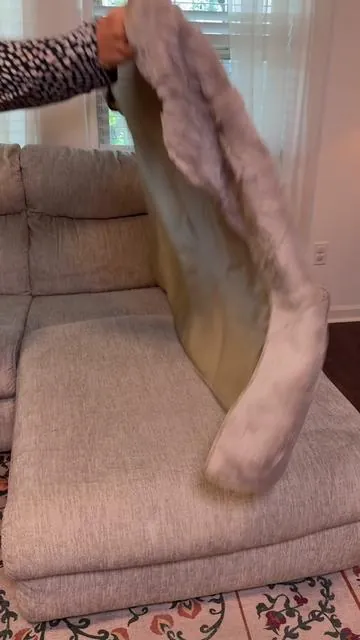 The scalloped edges on these couch covers are so cute!! #petfriendlyhome #couchcovers #petfriendlycouch 
