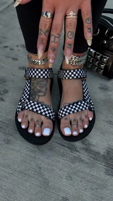 #altoutfits #summersandals #comfysandals #dealsforyoudays #altmom 