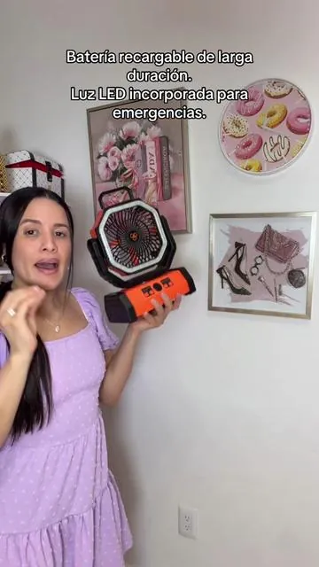 🌬️ ¡Este no es un ventilador cualquiera! También funciona como lámpara y batería portátil. 🔋✨ Ideal para camping, apagones, viajes o para tenerlo en casa durante los días más calurosos. Cuenta con una potente batería recargable de 20,000 mAh, luz LED integrada y un práctico gancho giratorio de 360° para colocarlo donde lo necesites.#ventiladorrecargable #ventilador #SummerVibes #DealsforYouDays #tiktokshopcreatorpicks 