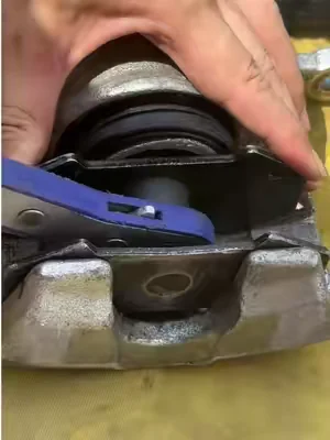 ¡Es tu mejor ayudante! #Parkingbrakepistoncompressiontool#Pistonclampingtool #Automotivebrakerepairtools #TikTokHolidayHaul #dealsforyoudays 