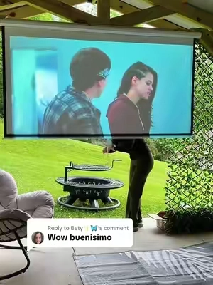 Replying to @Bety✨🦋 Pantalla para proyector de 100 pulgadas que se ve increíble incluso de día gracias a su respaldo que ayuda a bloquear la luz. Perfecta para cine en casa o noches de películas en el patio. #DealsForYouDays #tiktokshop #projectorscreen #homecinema #add 