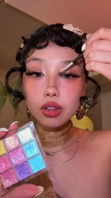 The prettiest brightest eyeshadow everrr&I love these yellow shades sooo much🥹✨🧚#glitter #fairymakeup #duochrome #highlighter #multichromeeyeshadow 