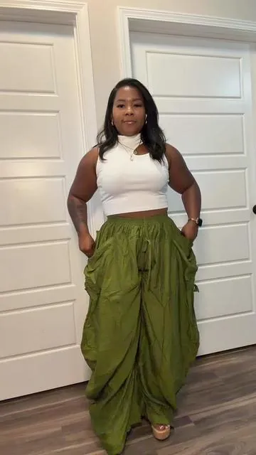 4’11” approved! 👏🏽 These adjustable sides are EVERYTHING for us petite girls. 💚 #PetiteFashion #ShortGirlStyle #PetiteStyle #WideLegPants #OOTD 