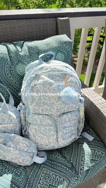 I had to get this set for my daughter before it sells out because the good ones are always gone fast! I waited till last minute Ute last year and there was nothing left. #schoolbackpack #backpackset #schoolbag #girlbackpack #dealsforyoudays 