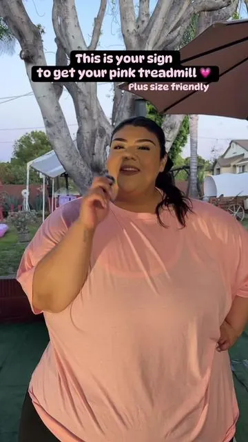 OMGGGG! A PINK TREADMILL 💗🙌🏽🥳 This is soooooo cuteeeee! #treadmill #walkingpad #plussizefriendly #pinktreadmill #pink 