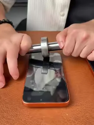 I scratch the screen every day. Of course, you should choose a smooth and scratch-resistant one. 🔥 After using it for a long time, it still looks like it was just pasted.#tiktok #fyp #tiktokshop #Transforminggoldsteelscreenprotector 