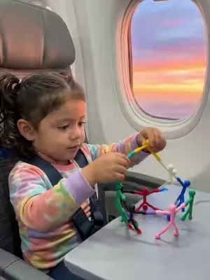 😭 Se acabaron los berrinches en los vuelos
 Muñequitos magnéticos portátiles, set de 10 piezas
 Entretenimiento sin pantallas para niños pequeños
 Compra ya desde el link abajo ✨#magnetictoys #travelwithkids #tiktokshopfinds #SummerWins #DealsForYouDays