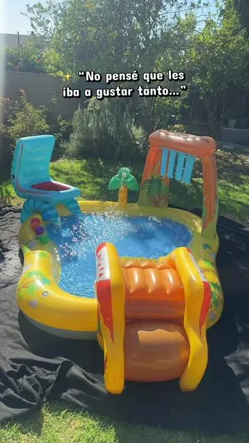 ☀️ ¡Diversión sin salir de casa! ✅ Tobogán incluido ✅ Regadera y palmera que echan agua ✅ Área para jugar con bolitas ✅ Perfecta para niños de 2 a 7 años ✅ Fácil de instalar y disfrutar en minutos ✅ Ideal para crear recuerdos inolvidables este verano 💦 Los niños no quieren salirse y los papás aman verlos divertirse. ⚠️ Se están vendiendo rapidísimo. Aprovecha antes de que se agoten. #PiscinaParaNiños #Verano2026 #TikTokShopFinds #JuegosDeAgua #MamáTikTok