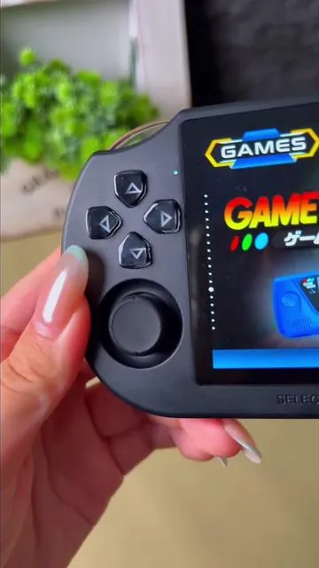 ¿Quieres volver a esa época en la que no había Wi-Fi, solo diversión y juegos? 🎮✨ Esta consola SF3000 tiene más de 3,000 juegos clásicos de los 90’s. ¡Desde Mario hasta Pokémon, King of Fighters y F1 Racing, todos los favoritos de la infancia están aquí! #qamesconsole #SummerVibes #90skids #TikTokShopDealsforYouDays #fathersdaygift 