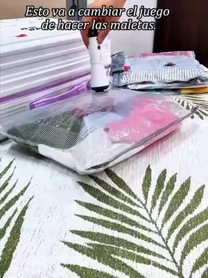 Deja de llenar tus abrigos de invierno y suéteres pesados en el armario con este conjunto de almacenamiento al vacío. Dobla, cierra, presiona el botón y mira cómo se encoge. Ahorro de espacio, sin desorden, perfecto para la familia o para viajar! 🧥 ✨ Haga clic en el enlace y empacar ahora! #TrucoDeViaje #BolsaAlVacio #OrganizadorAlVacio #BolsaViajeAlVacio #AhorroEspacioViaje 