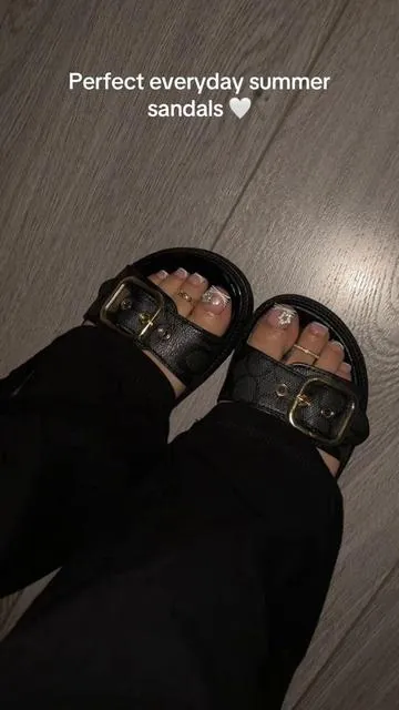 Sooo cute 🤍🤍 #sandals #summersandals #cutesandals #acrylictoes #frenchtipsnails 