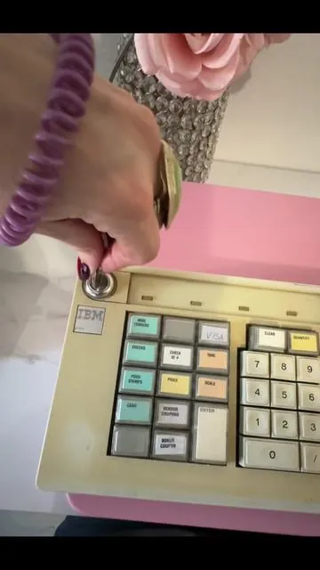 IBM keyboard, manager override, gum chewing. We all know they belong together. Watermelon Bubble Yum was my favorite back in the day, so when Neuro came out with watermelon gum, I had to try it. And let’s just say, it’s my favorite now. Watermelon gum instead of coffee while I play cashier? Obviously yes. #cashregisterasmr #cashregister #ibmkeyboard #asmr #neurogum 
