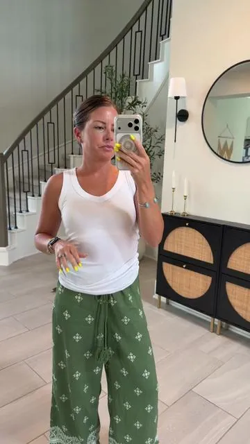The perfect tank top! I love that I can wear a regular bra with them #tiktokshopcreatorpicks #dealsforyoudays #summervibes #tanktop #summertop 
