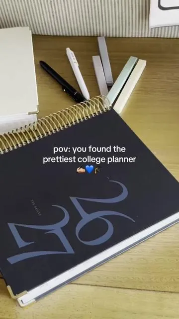 The best college planner ever… even though we’re a little biased 🤭 #collegeplanner #dailyplanner #collegeplanning #collegehacks 