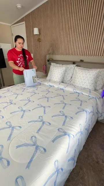 Mi esposo y yo tenemos ese problema de que pasamos mucho calor en la noches  . . . #coolingsheets #bedroomessentials #sleephack #dealsforyoudays #paratiiiiiiiiiiiiiiiiiiiiiiiiiiiiiii 