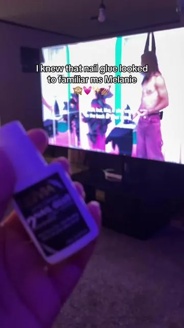 I knew she was baddie approved 🥰 #nailglue #pressonnails #exsivia #nailsathome #dealsforyoudays 