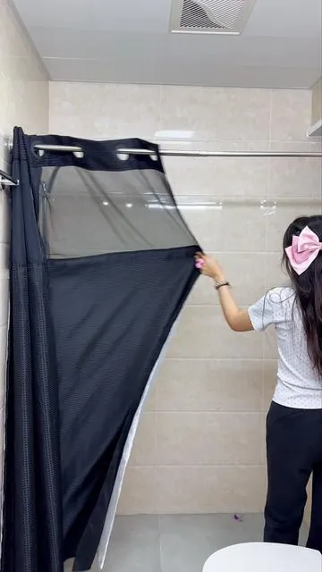 No pensé que una cortina cambiaría tanto…#bathroommakeover #bathroomaccessories #showercutain #waterproofmakeup #summervibes2026 