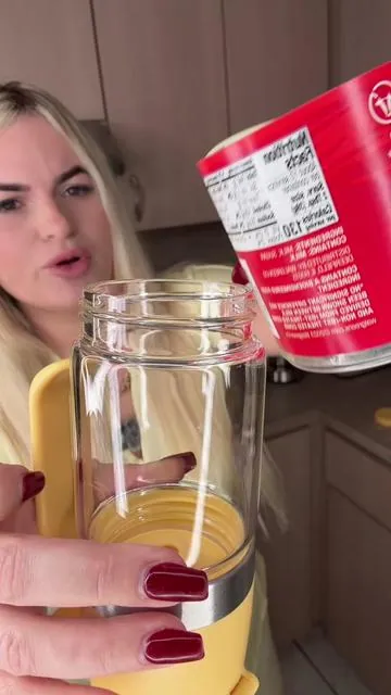 🍯 ¡Se acabó el reguero de miel o leche en la cocina! Este dispensador de miel de vidrio tiene diseño antigoteo para servir la cantidad perfecta con solo presionar la palanca. Ideal para miel, siropes, jarabes y más. Práctico, elegante y fácil de limpiar. ✨ 🛒 Encuéntralo en el carrito naranja sobre mi nombre. #TikTokShop #KitchenFinds #HoneyDispenser #KitchenGadgets #HomeEssentials      📌 IMPORTANTE: Disponible para compradores en Estados Unidos. 🇺🇸 Link en el carrito naranja sobre mi nombre. 🛒🍯