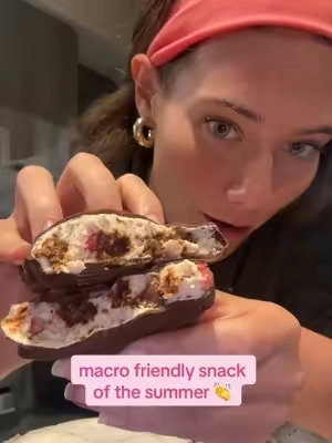 did someone say HIGH PROTEIN SNACK OF THE SUMMER?!?! 🗣️ recipe: 1 prime bites brownie (we used chocolate cookie monster) greek yogurt zero sugar cool whip protein powder (optional) strawberries or fruit of choice melted chocolate with a little coconut oil mix yogurt, cool whip & protein powder. fold in brownie chunks + fruit. freeze into little bites, coat in chocolate, and enjoy 💖 high protein, tastes like dessert, and will be on repeat all summer 😮‍💨 #highprotein #macrofriendly #proteinrecipes #healthydessert