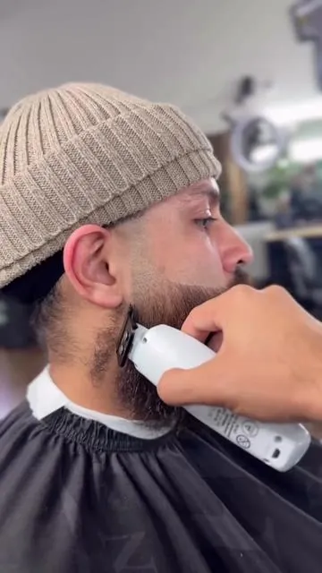 Thick beards has @JJAYBEARDEDBARBER clapping his hands 👏 He lives for beards like this and the White Saber duo are his weapons of choice ⚔️  #whitesaber #beard #beardtrimmer #trimmer #clipper