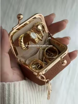 this mini jewelry case is too cuteee🥹🤎 #jewelrypouch #jewelryorganizer #traveljewelrybox #minijewelrybox #travelessentials 