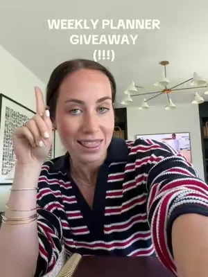 if we’re doing a daily planner giveaway, it’s only fair for us also to do a weekly planner giveaway 😜 TO ENTER! 1) like this video 2) tag a friend  3) follow @thedailee  happy planning ✨