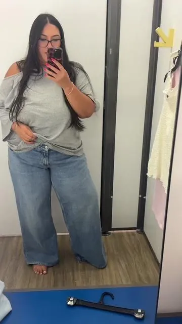 I was so happy to see my exact size in store so I had to snag them! They’re soooo good. On sale until 6/22! #lowrisebaggyjeans #widelegjeans #oldnavy #baggyjeans #plussizestyle  