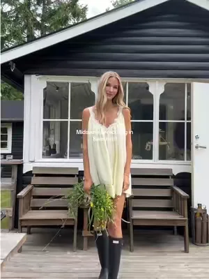 ootd picking flowers for our flower crowns! Happy midsummer!!! 🇸🇪💛 #midsummer #midsommar #summerdress #scandinavianstyle #fyp 
