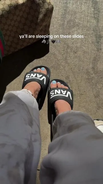 I just traveled all day in these & they are by far the most underrated slide right now @vans 