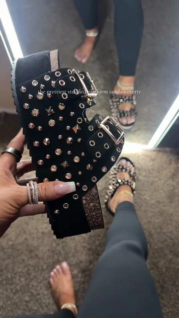 I recommend sizing up .5🖤 #platformsandals #womensandals 