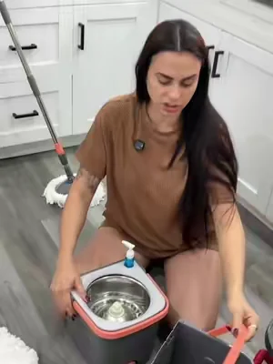 Respuesta a @THALI FERRO  YASHE Spin Mop and Bucket with Wringing System - Foldable & Space-Saving Design, Durable Stainless Steel Wringing Basket, Built-in Detergent Bottle, 2 Reusable Microfiber Mop Heads##mop##cleaning##dealsforyoudays