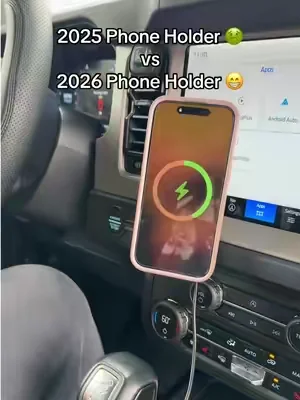 It holds and charges my phone at the same time 😮‍💨🤯 #phonemount #phonecharger #carphoneholder #caraccessories #dealsforyoudays 