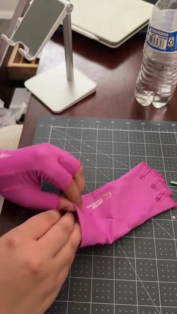 Calling all hand workers 🤚🫶💝 take care of your manitas  #crochet #crochetersoftiktok #fyp #compressiongloves #carpaltunnel 