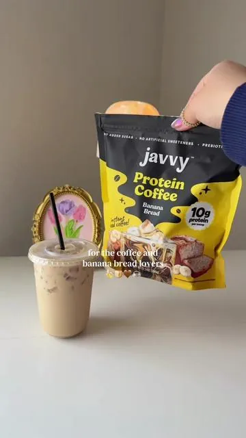 javvy banana bread protein coffee 🤤 10/10 and the price is so good rn!! #javvycoffee #javvyprotein #proteinicedcoffee #icedcoffeeathome #dealsforyoudays 