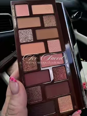 obsessed with this eye palette. It’s giving golden hour ✨🤌🏻 #toofacedcosmetics #toofacedbornthisway #eyeshadow #eyeshadowpalette #tiktokshopcreatorpicks 