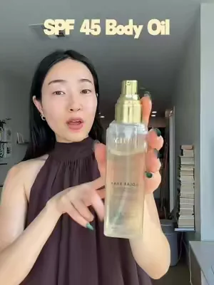 smells like piña colada, brightens with bakuchiol & vitamin c, and hydrates like good ol body oil ✨ #sunscreen #bodyoil #sunscreenoil #summervibes #dealsforyoudays @Truly Beauty  