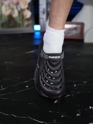 Comfortable slippers for men, there are two ways to wear it,which are versatile and fashionable #slippers #comfortable #tiktokshop #fashion#SummerVibes