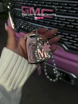 Tu señal para que obtengas un dije con tu inicial favorita 🎀💕 #letterpendant #dijes #couple #initialpendant #dealsforyoudays 