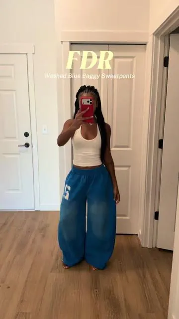 we love baggy sweatpants and this bright blue is so cute! #outfitinspo #dealsforyoudays #baggysweatpants #fdr 