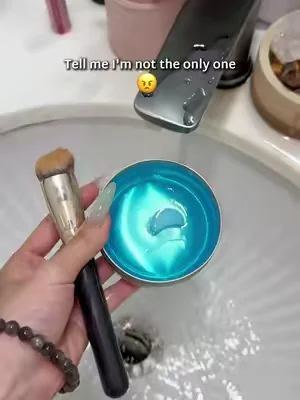 Stop wrapping your dirty makeup brushes in plastic, get this game-changing silicone brush cleaner 🤦♀️ #MakeupTools #BrushCleaner #BeautyHacks #MakeupRoutine #DealsForYouDays 