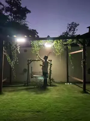 ¡Luces solares para exteriores que son brillantes, se activan con sensores de movimiento y son fáciles de instalar! ¡Sin electricistas ni facturas elevadas! 🙌#solarpanel #outdoorlighting #backyard #Tuffenough #tiktokmademebuyit 
