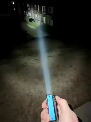 Cuando te encuentras con una brecha estrecha, puede ayudarte a hacer el trabajo rápidamente.#flashlight #ledlight #tiktokshop #fyp #Home 