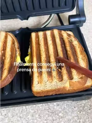 Esta tostadora grill / sandwich maker es ideal para hacer desayunos fáciles en casa y lograr ese acabado tipo restaurante con rayitas perfectas. No solo sirve como tostadora, también funciona como grill multifuncional, perfecta para preparar sándwiches, carne, pollo e incluso arepas de forma rápida y práctica. Un gadget de cocina viral súper util, económico y perfecto para quienes aman el home cooking y kitchen hacks. #ToasterHack #KitchenGadgets #Breakfastldeas #Tiktokshopmothersday #tiktokshopcreatorpicks