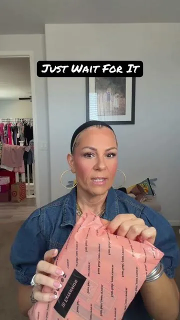 Watch me take Ossie Short from straight out of the bag to ready to wear. A little heat, a little lift, some bang styling, and suddenly she’s giving fuller-looking, salon-inspired hair in minutes. If you’ve ever wondered what a few simple tweaks can do, this one’s for you. ✨ @Jbextension.usa @JBextension @Jbextension.US  #jbextension #SummerVibes #wigtok #curlywig #wigstyling 